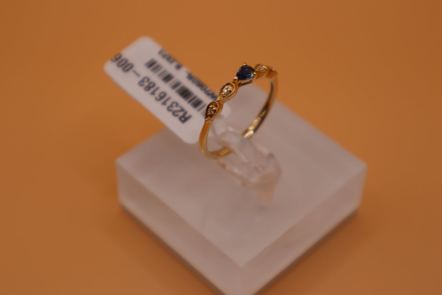 Anillo con piedra zafiro y diamantes en oro amarillo de 14 k!!