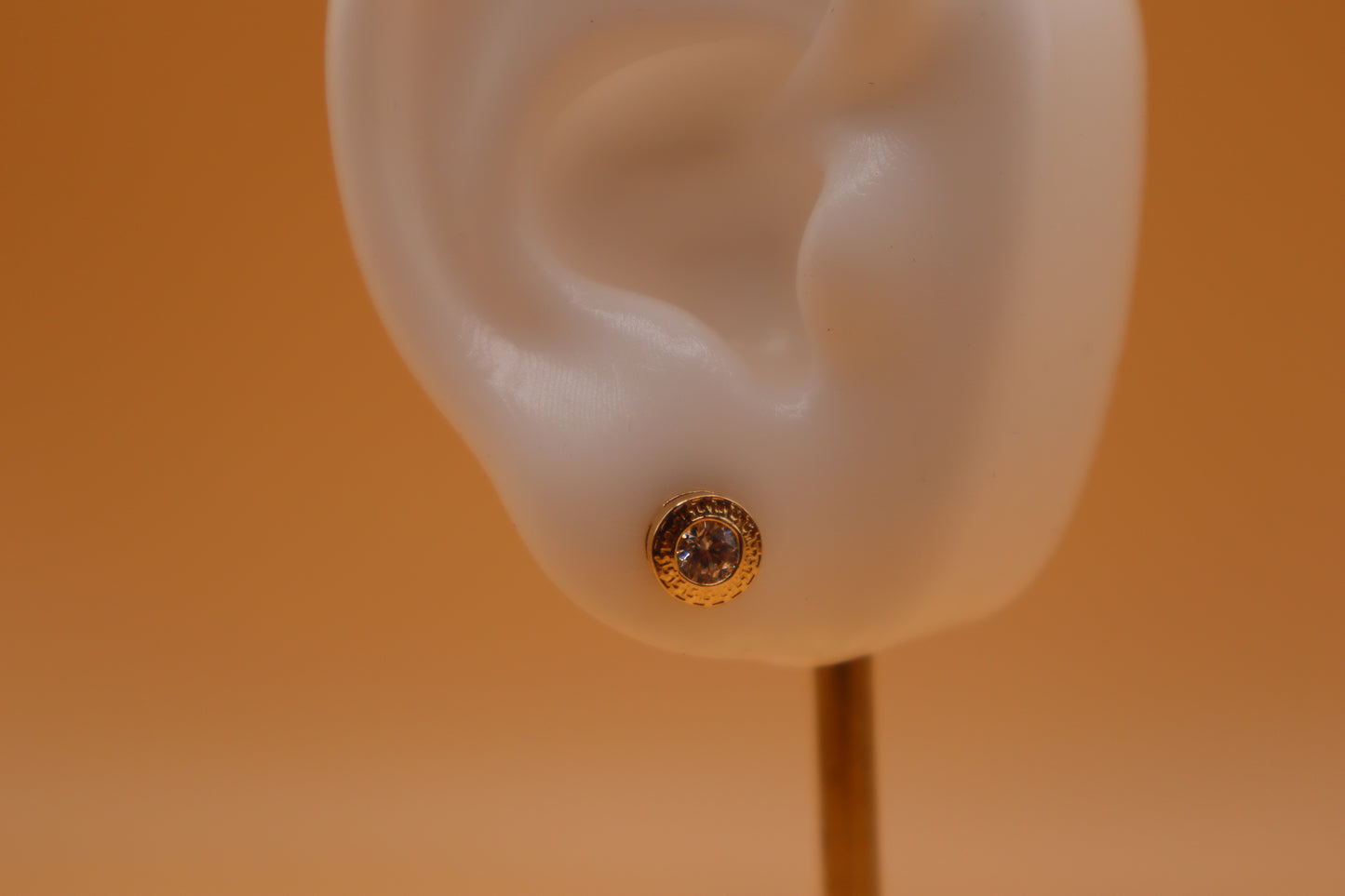 Arete redondo pegado y con piedra zirconia en oro 14 k !!