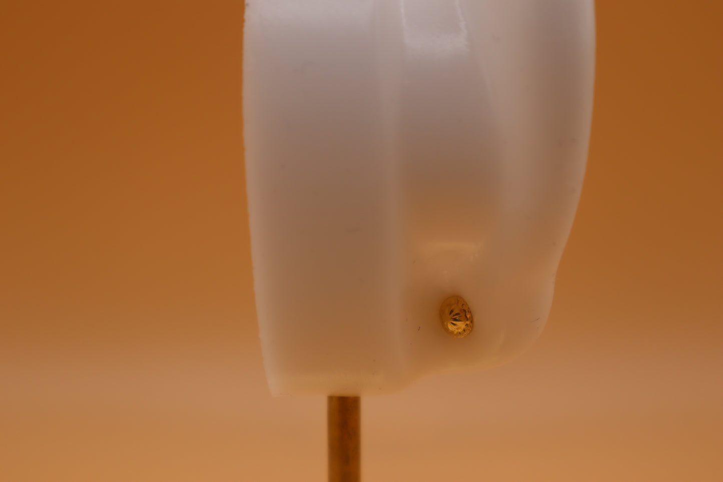 Arete redondo pegado y con piedra zirconia en oro 14 k !!
