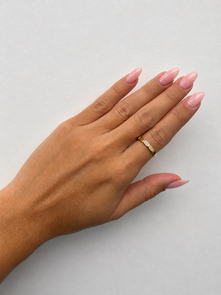 anillos anillo de rectangulos con circonias en el medio 14k