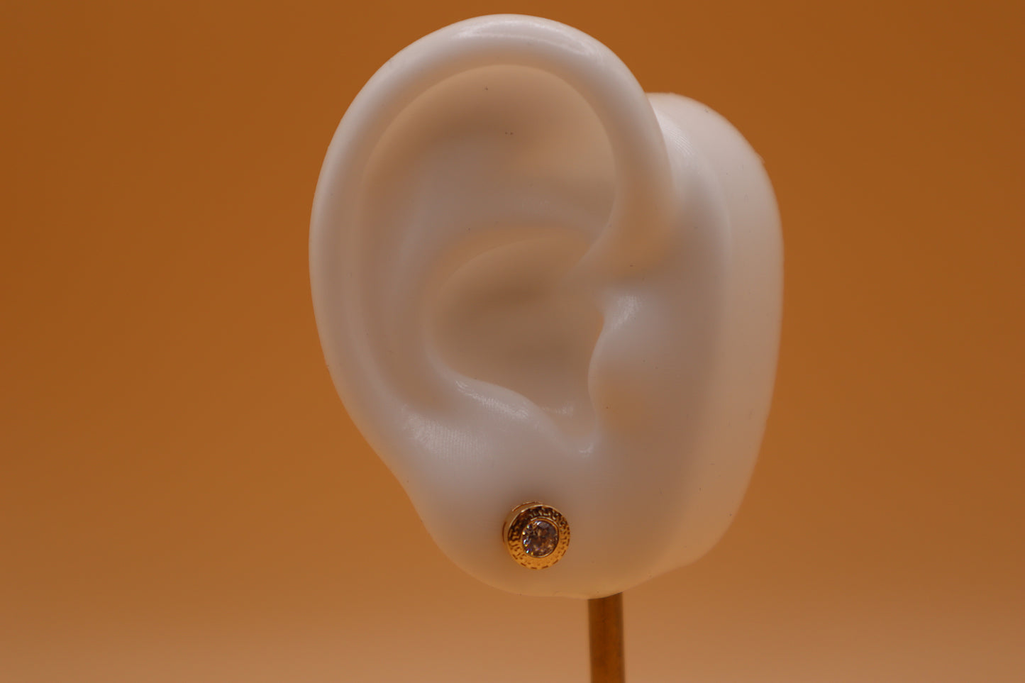 Arete redondo pegado y con piedra zirconia en oro 14 k !!