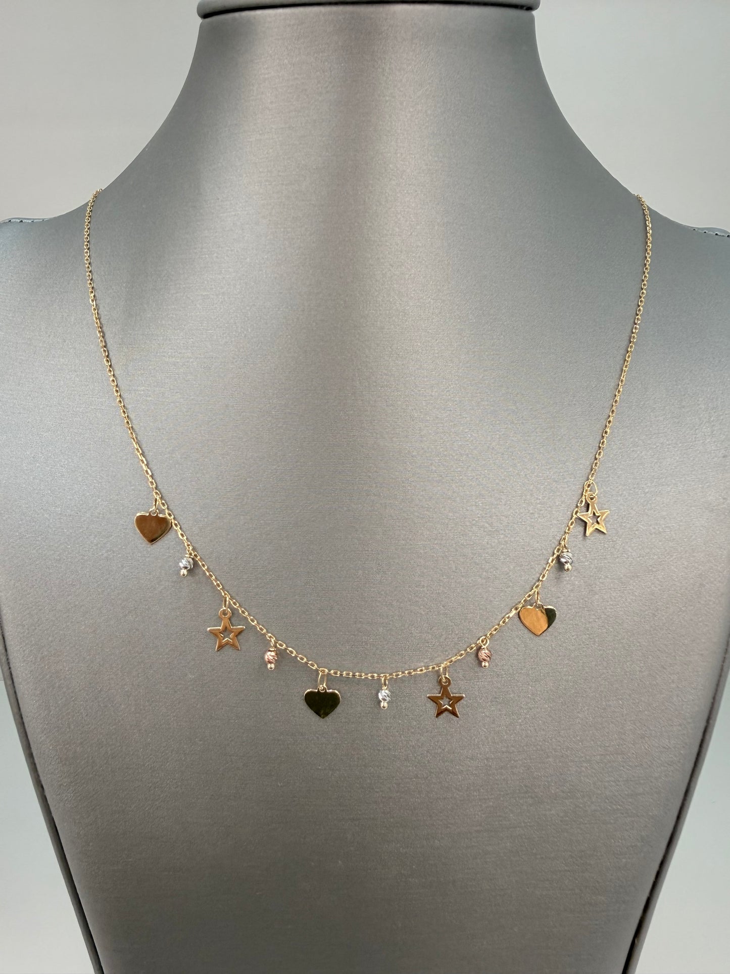 Cadena solida con diseño de corazones y estrellas en oro de 14 kt