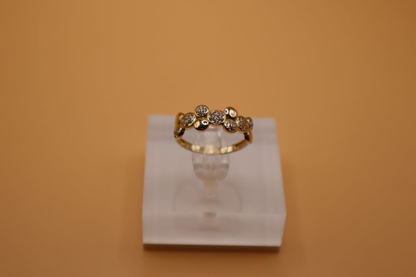 Anillo con diseño de círculos y zirconias en oro 14 k!!
