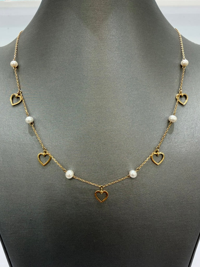 cadena con perlas blancas y corazones colgantes