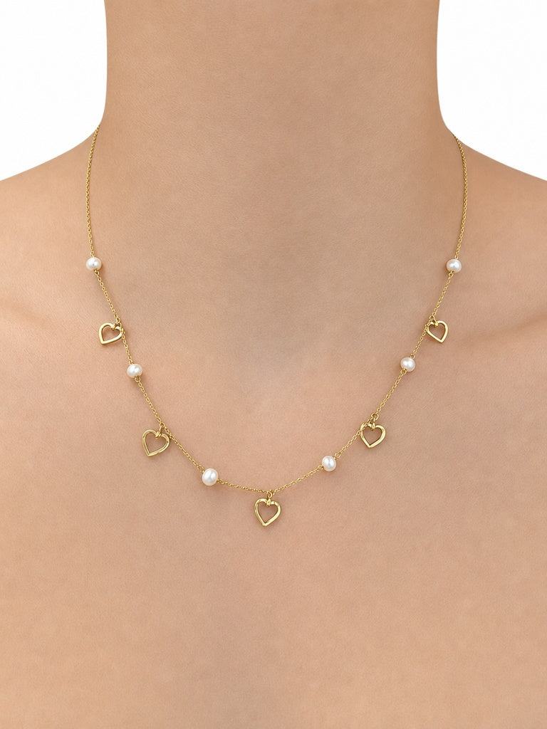 cadena con perlas blancas y corazones colgantes