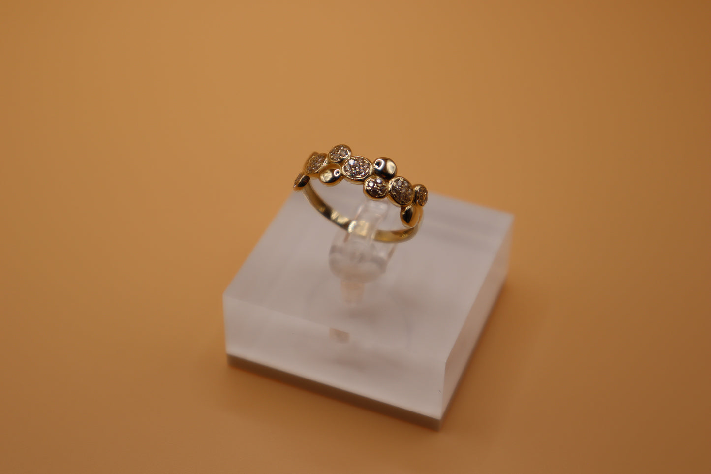 Anillo con diseño de círculos y zirconias en oro 14 k!!