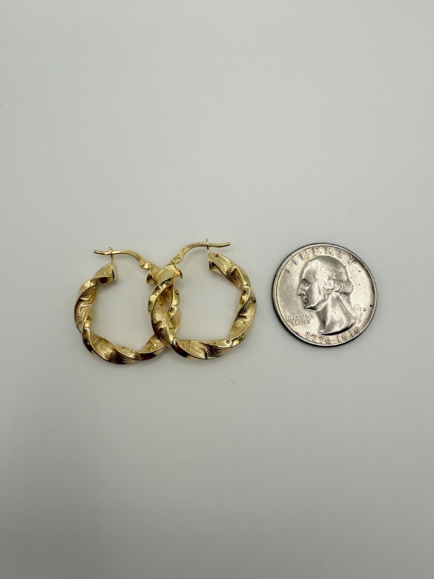 Argollas torcidas versa en oro de 14 kt!!