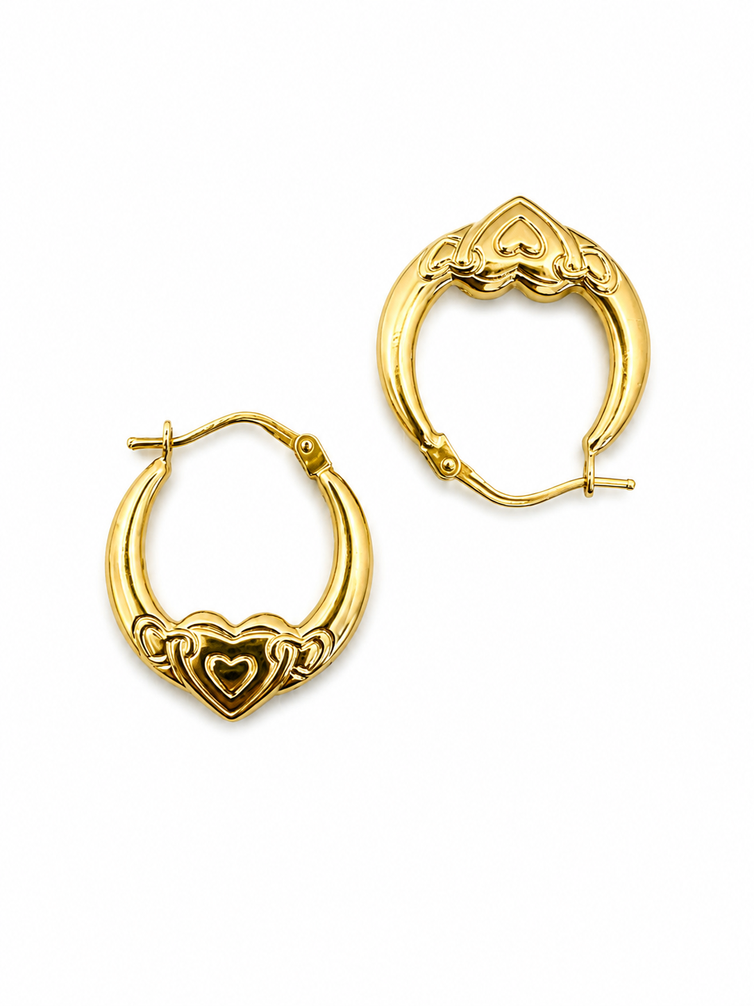 Argollas con diseño de corazón en oro 10 kt