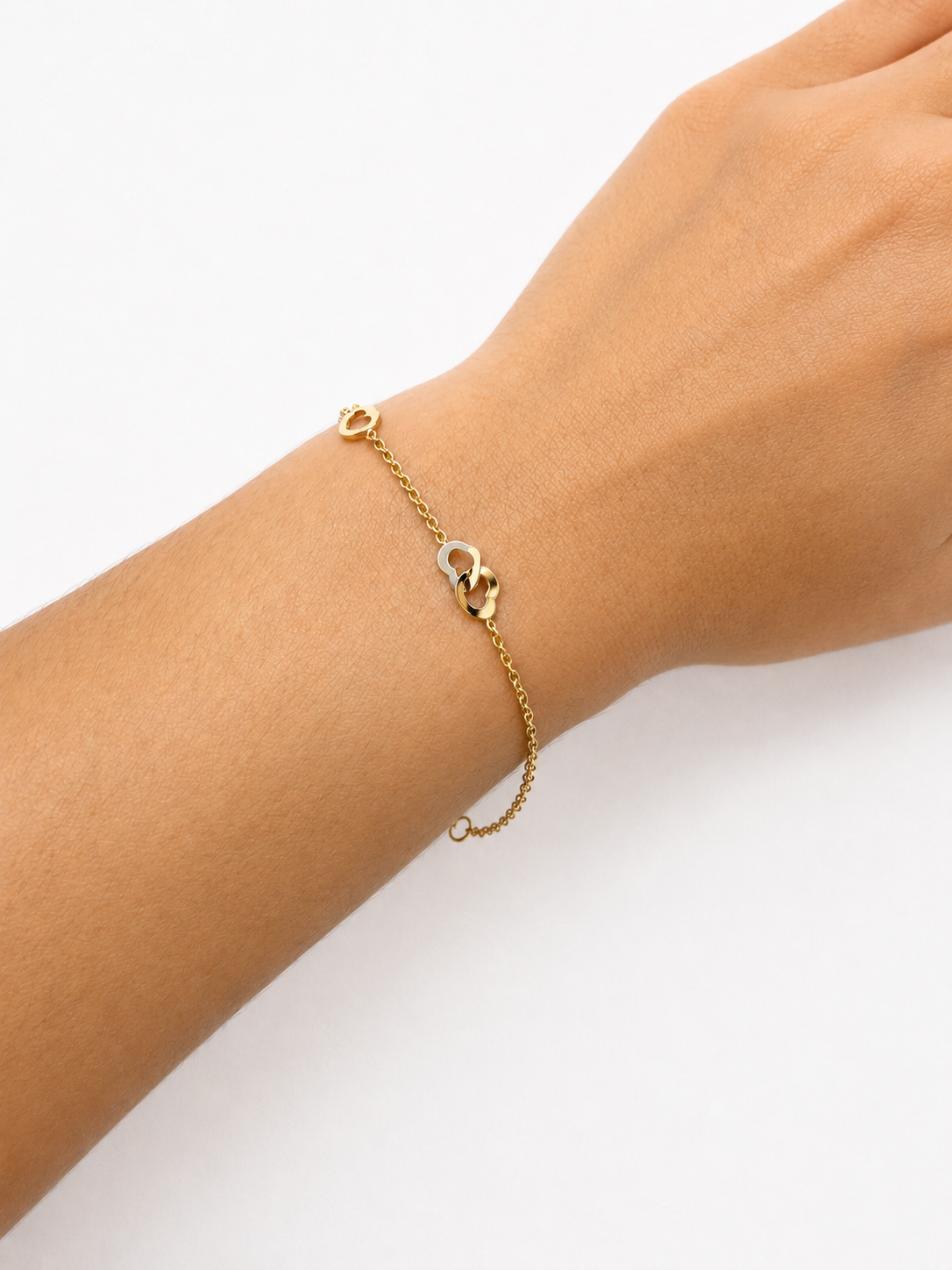 Pulsera solida con diseños de corazones en oro de 14 kt