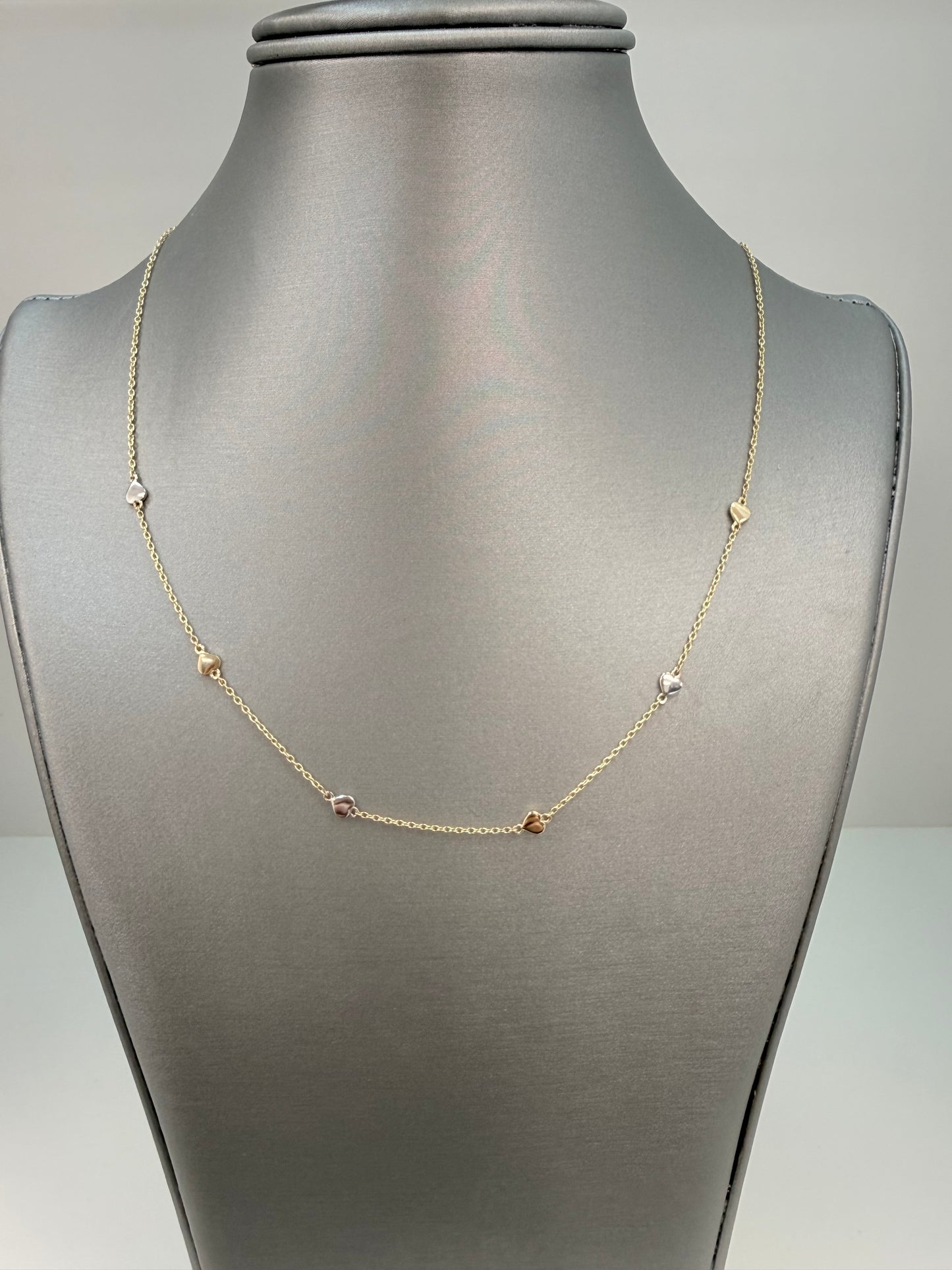 Cadena solida con diseño de corazones en oro blanco y amarillo en 14 kt