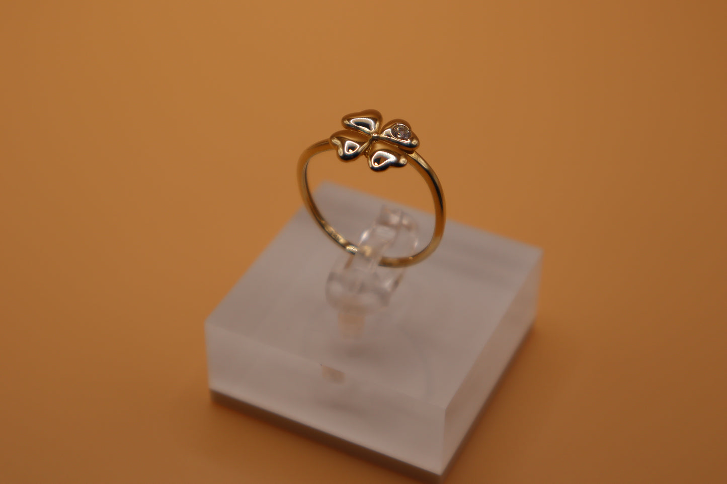 Anillo de hoja de trebol en oro 14k