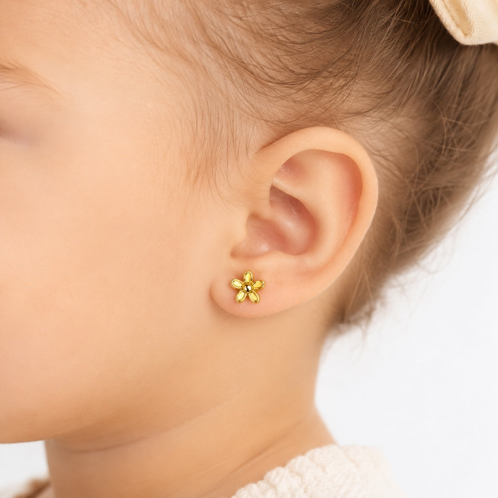aretes pegados de flor con 5 petalos 18k