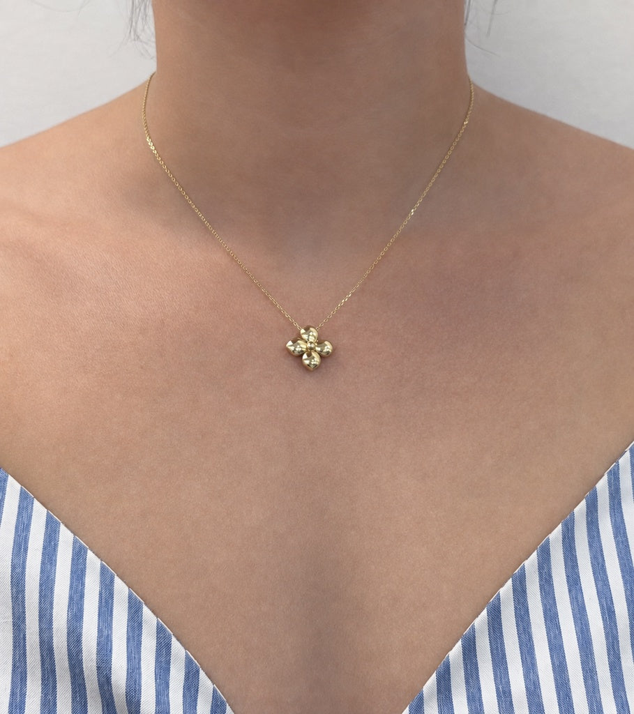 cadena con flor elegante 14k