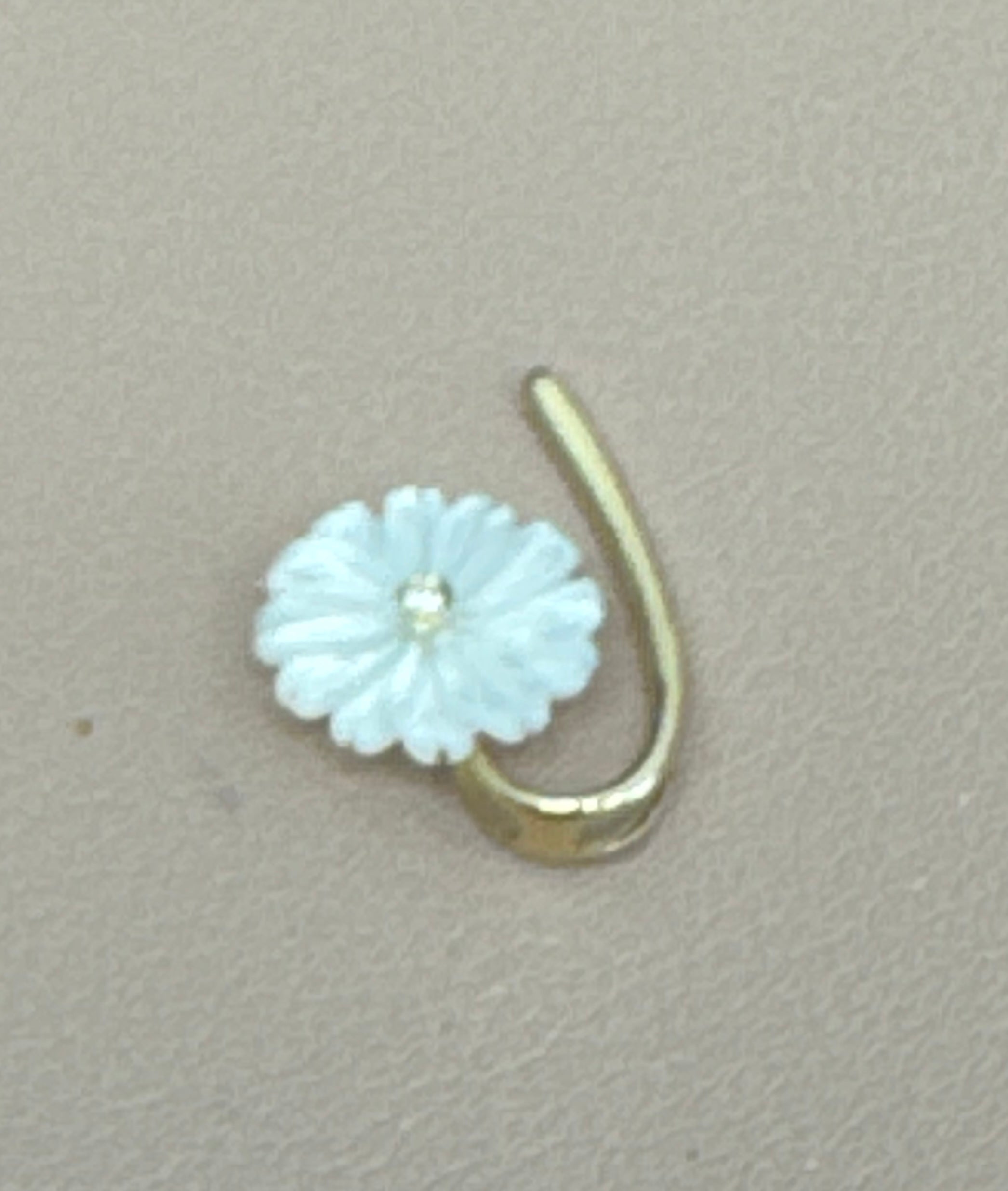dije de flor con madre perla y
diamante 14k diamante