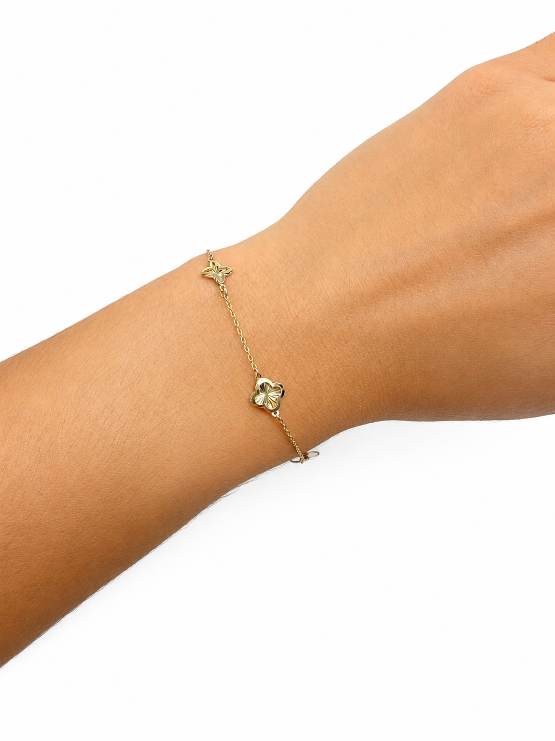 Pulsera con diseño de flor de cuatro puntas en oro de 14 kt