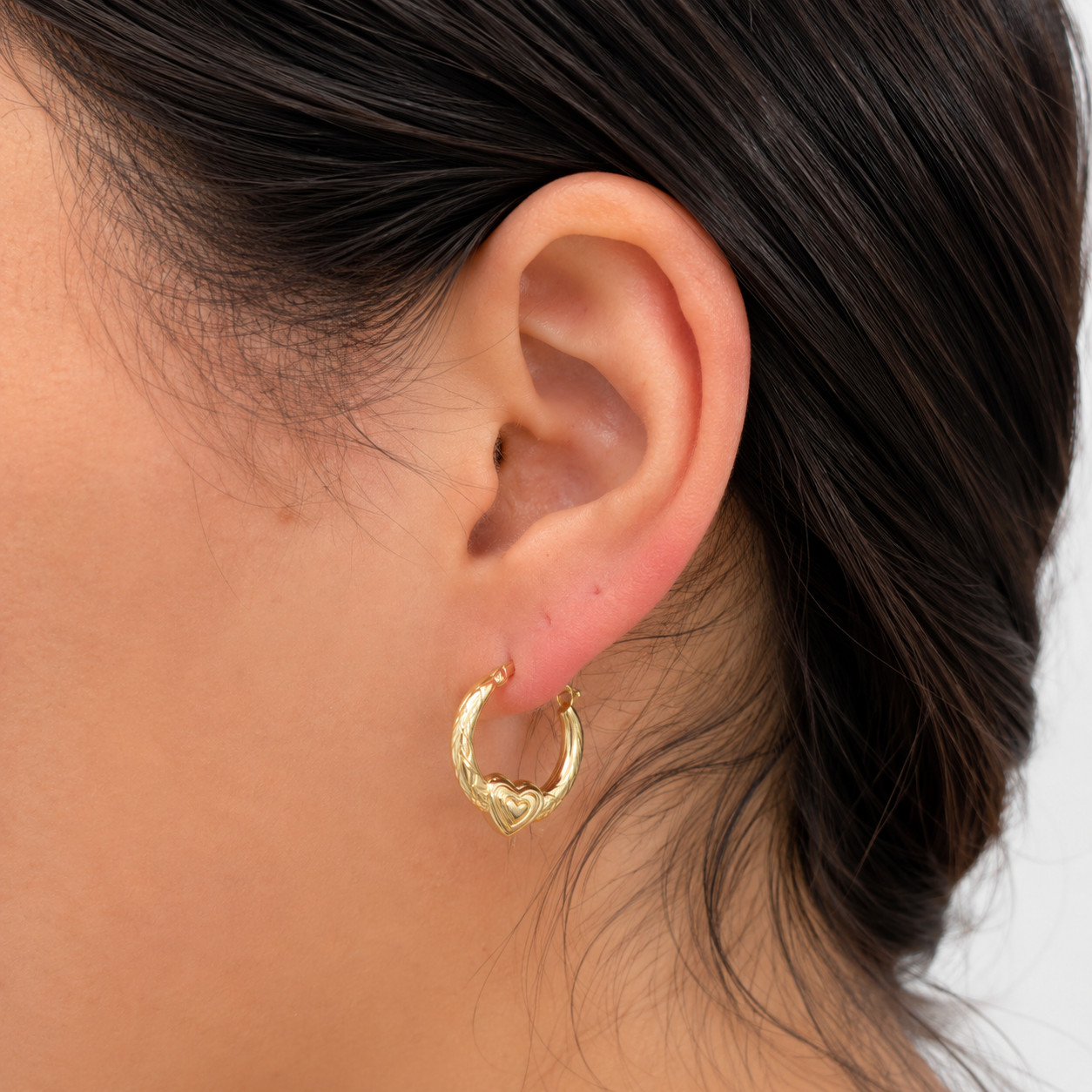 Argollas con diseño de corazón en oro 10 kt