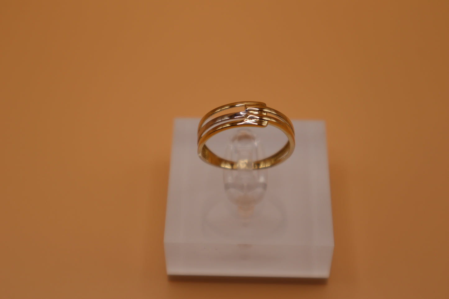 Anillo con diseño de líneas en oro de 14k!!