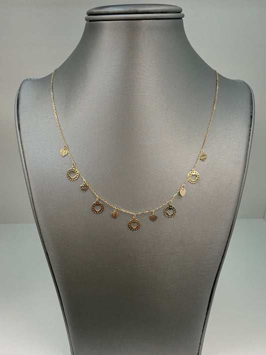 Cadena solida con diseño de corazones colgando en oro de 14 kt