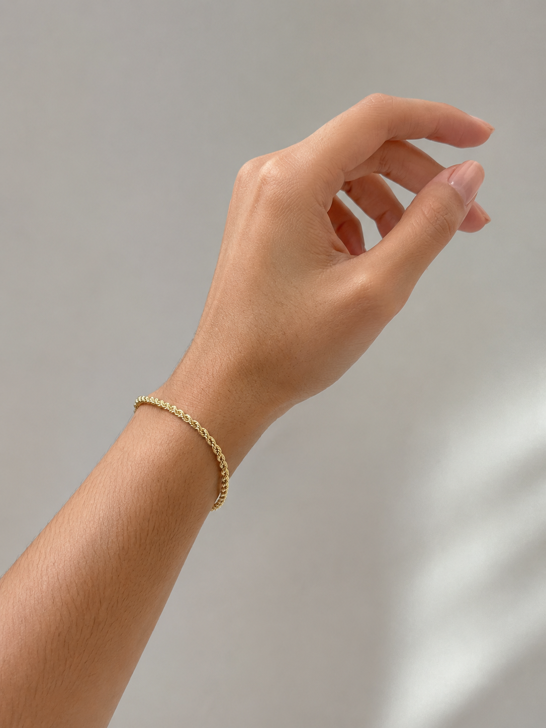 Pulsera torsal semi sólida en 10 kt