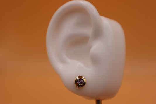 Arete redondo con circonia violeta en oro 14 k !!