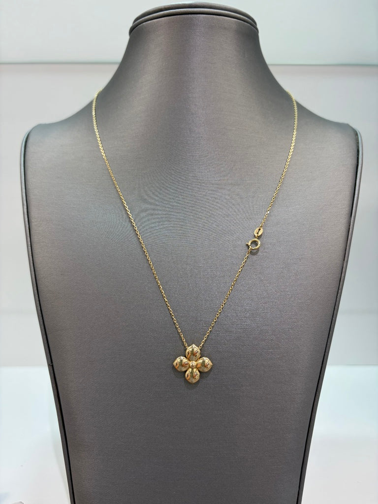 cadena con flor elegante 14k