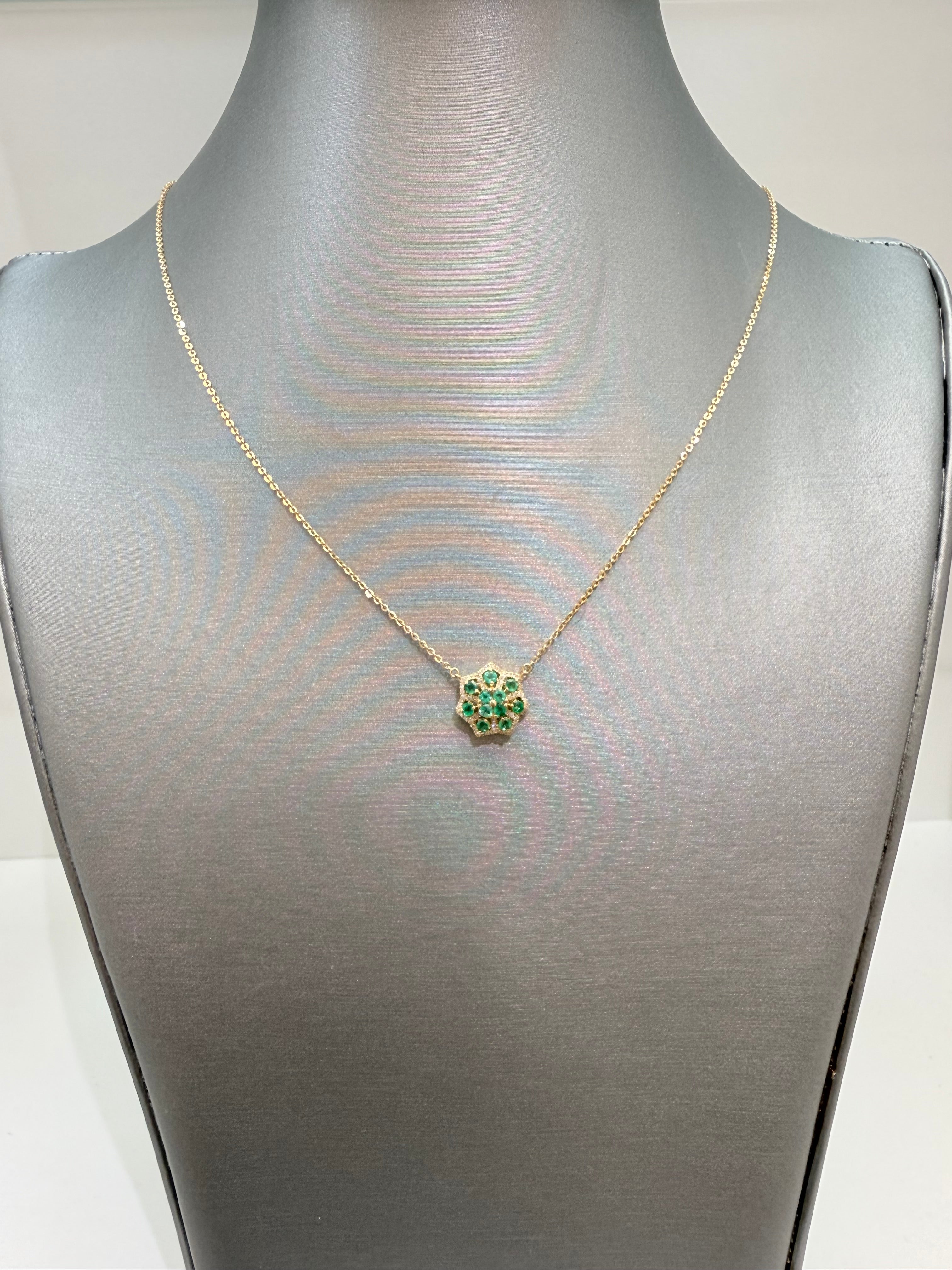 Cadena con esmeraldas y diamantes naturales en 18 kt