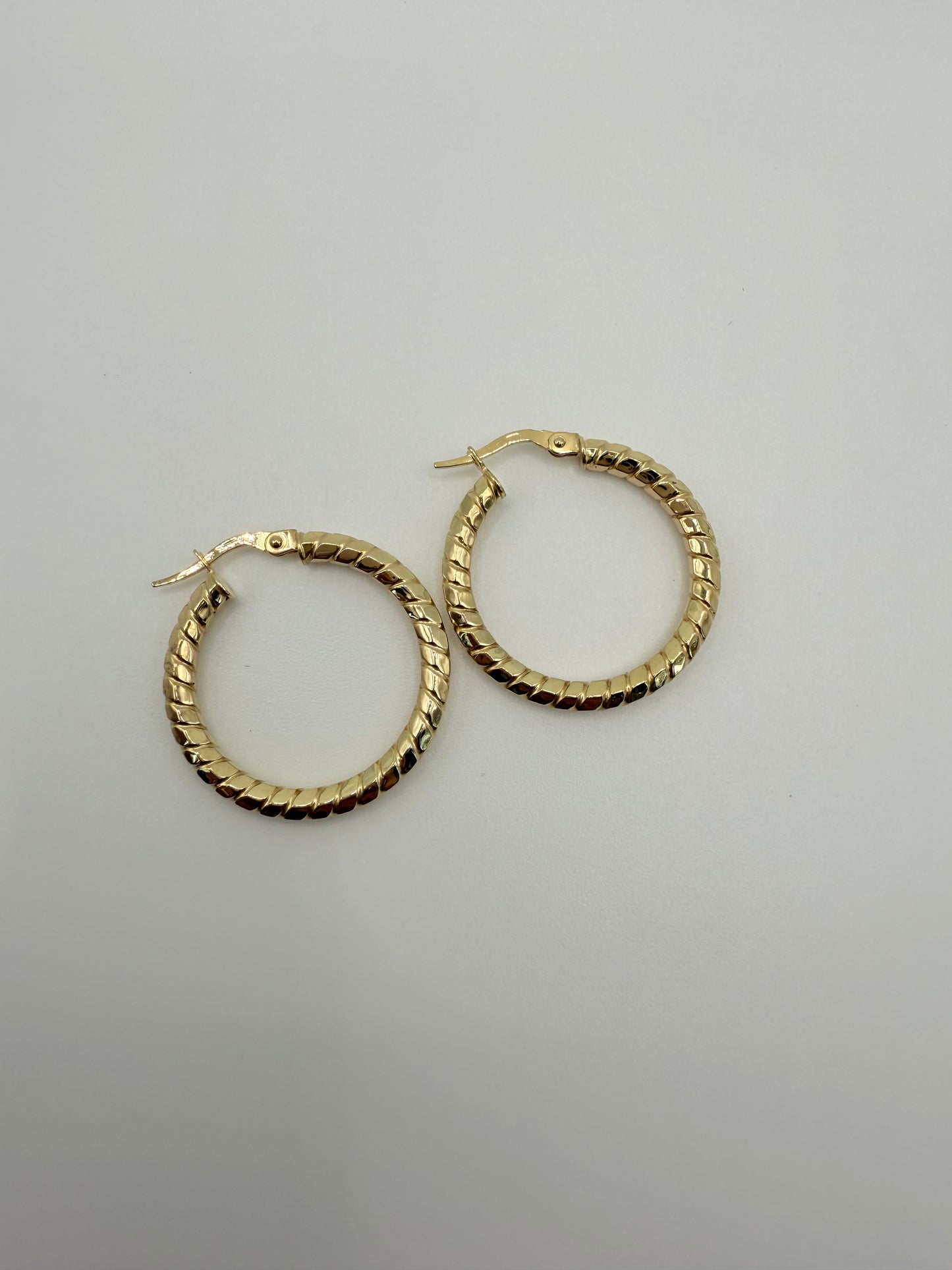 Argollas con textura en oro de 14 kt!!