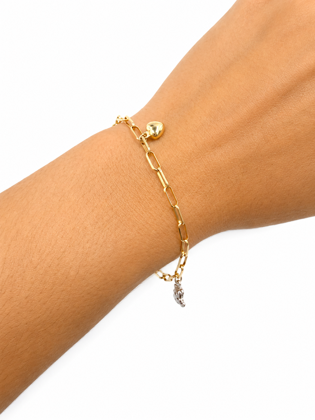 Pulsera paperclip sólida con colgantes en oro de 14 kt