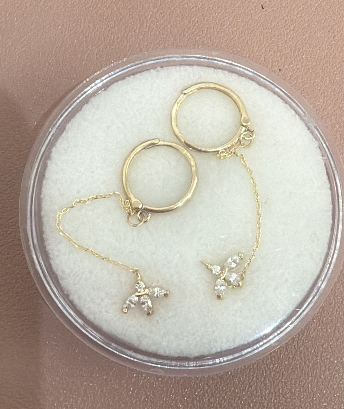 Aretes de doble perforacion con
cadena 14k