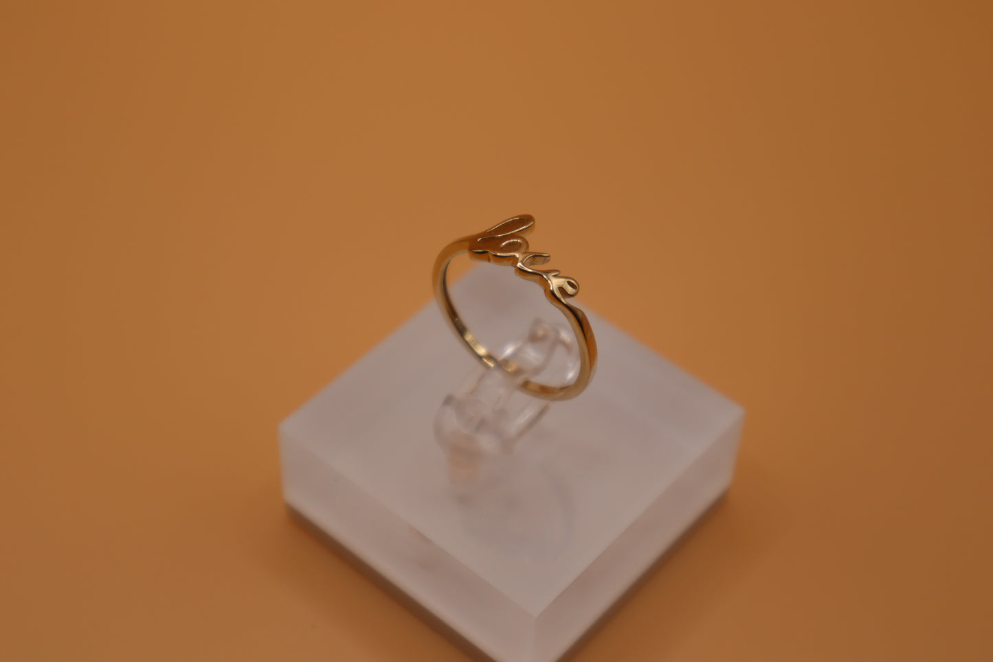 Anillo con diseño de Love en oro de 14k!!