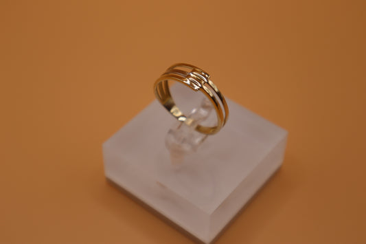 Anillo con diseño de líneas en oro de 14k!!