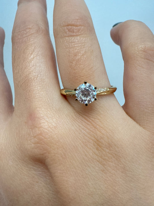 Anillo de compromiso 14k con piedra circular de Zirconia y detallelles a los lado con más Zirconia size 8