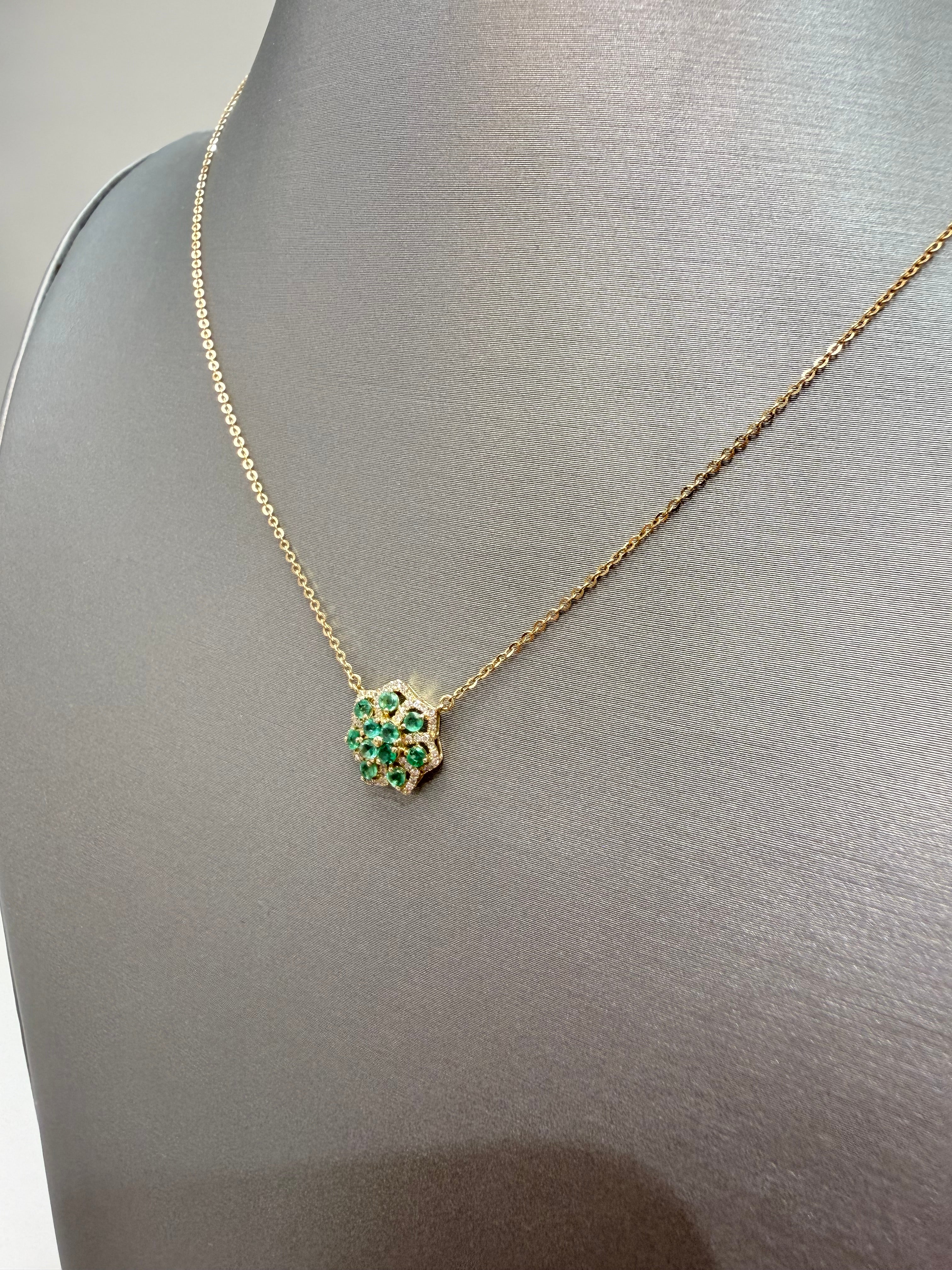 Cadena con esmeraldas y diamantes naturales en 18 kt