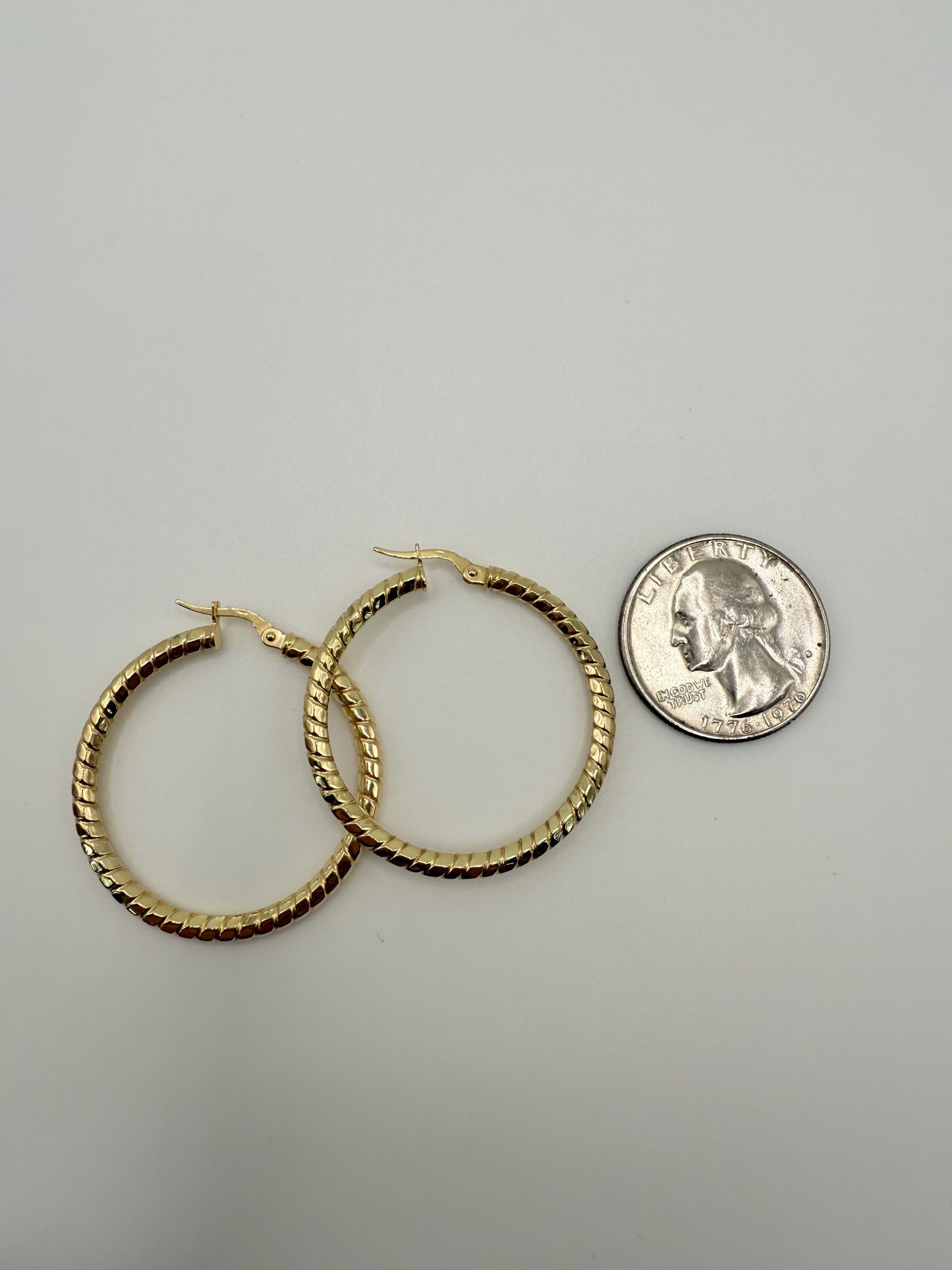 Argollas con textura en oro de 14 kt!!