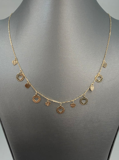 Cadena solida con diseño de corazones colgando en oro de 14 kt