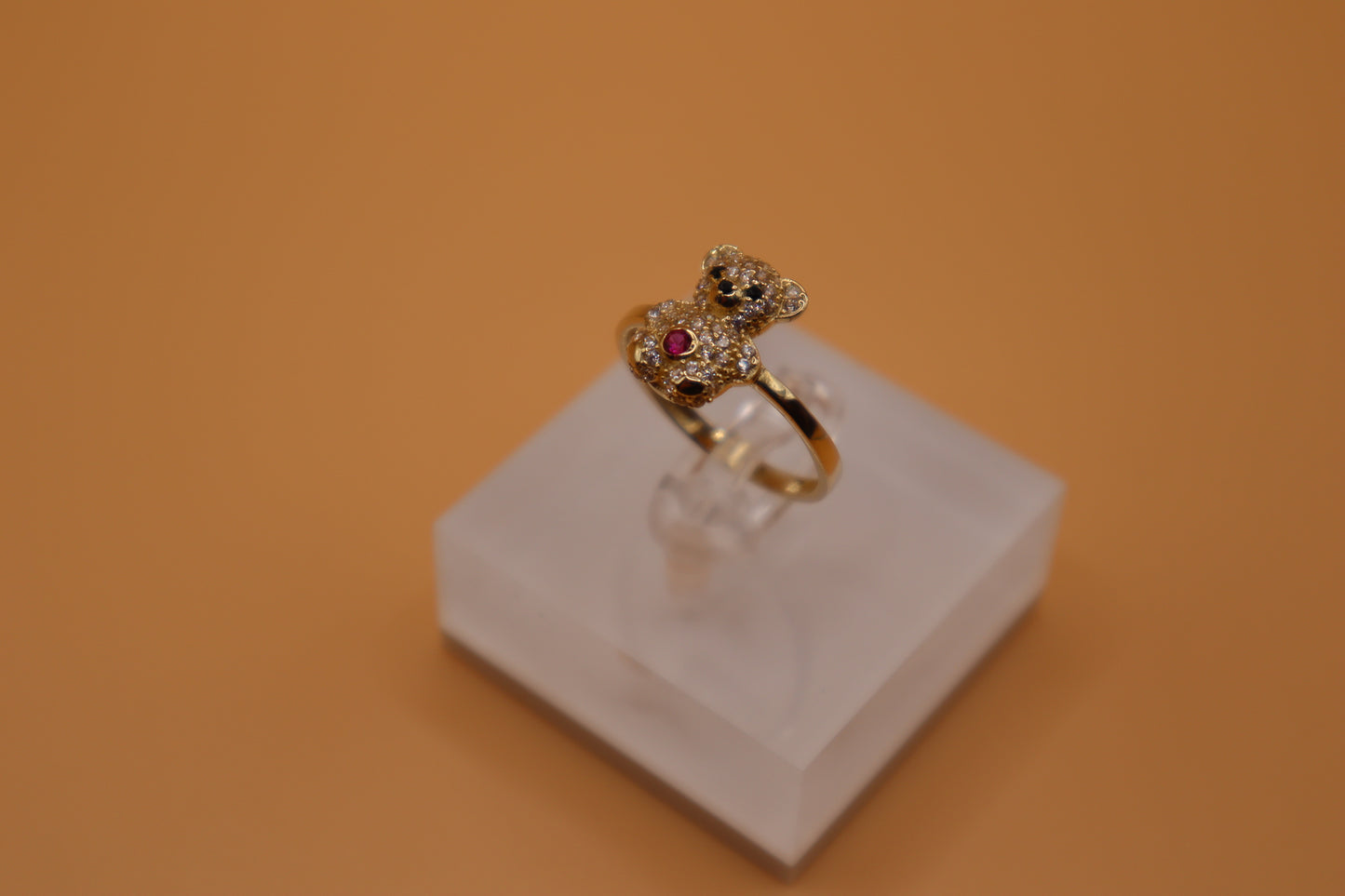 Anillo de oso con zirconias de oro 14k