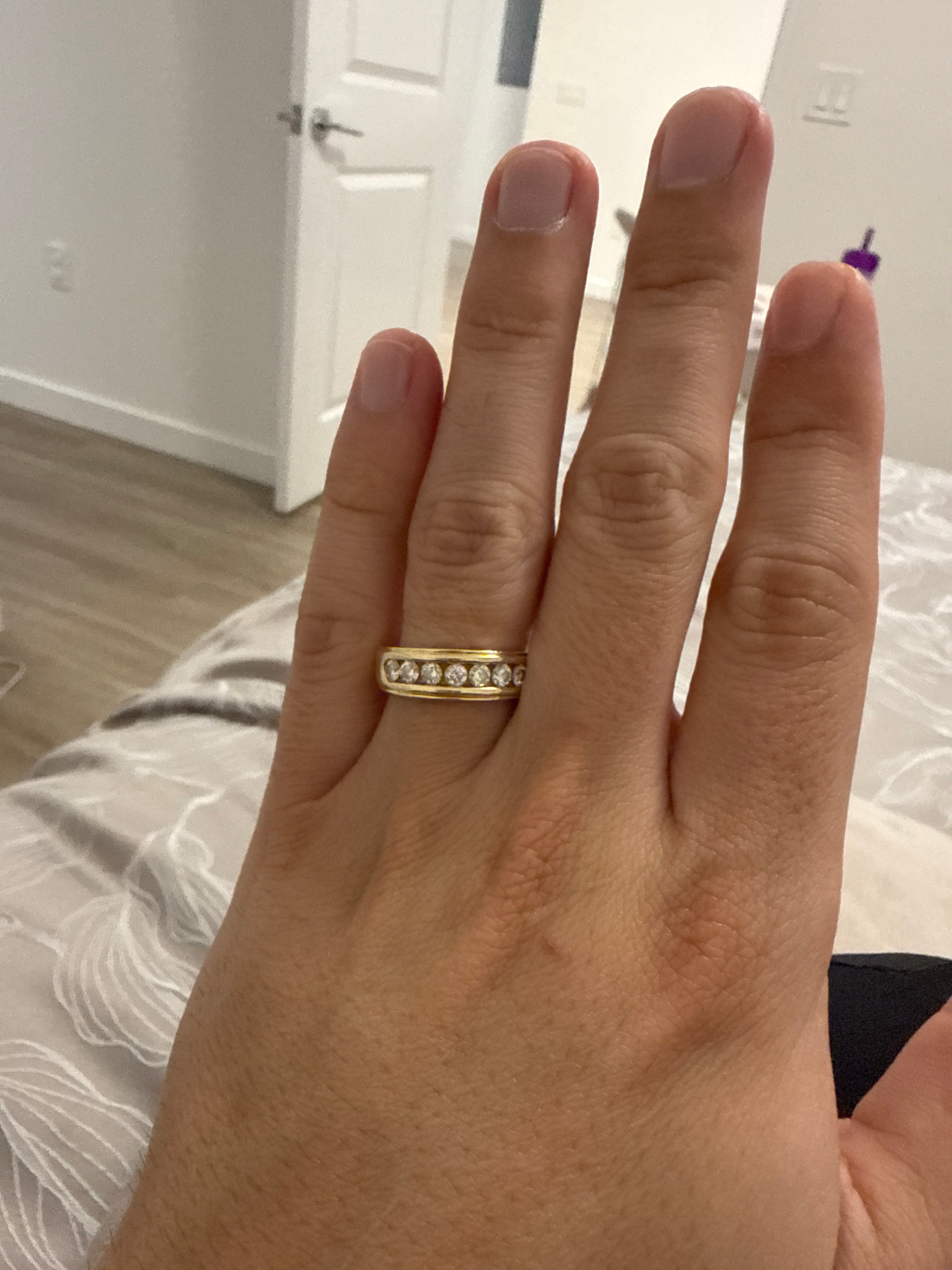 Anillo de compromiso 14k con piedra circular de Zirconia y detallelles a los lado con más Zirconia size 8