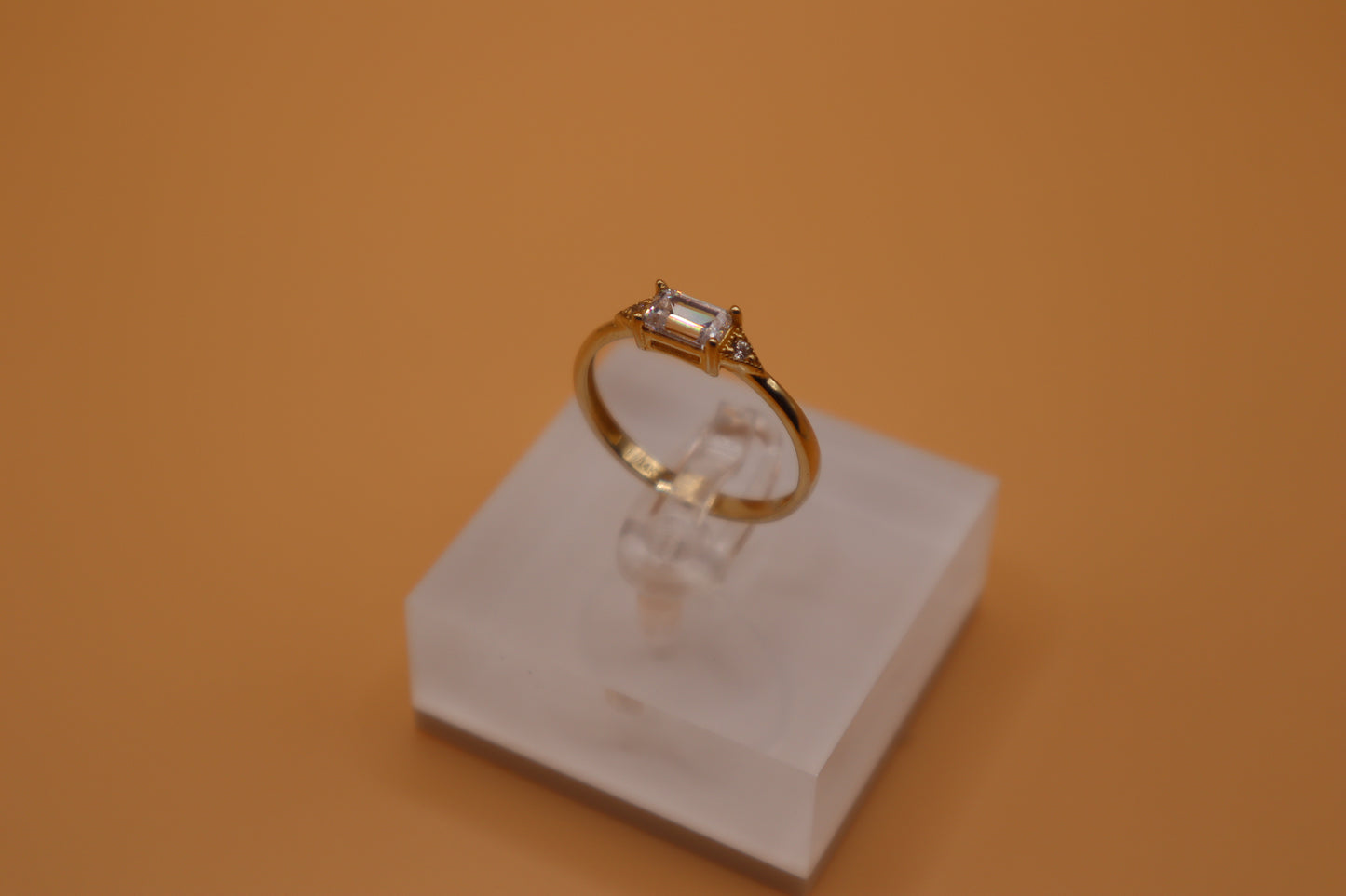 Anillo con zirconia blanca en oro 14k!!