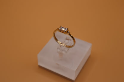 Anillo con zirconia blanca en oro 14k!!