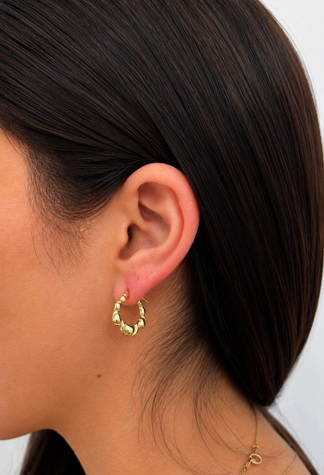 Argollas con diseño de corazón en oro 14 kt