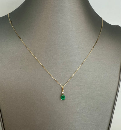 Cadena de esmeralda natural con un punto de diamante size 16 a 18 14k