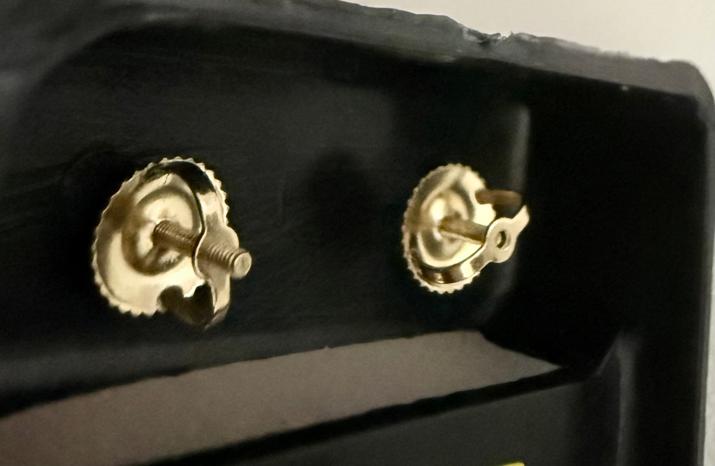 Aretes unixes de diamantes naturales en oro de 14 kt y cierre de seguridad !