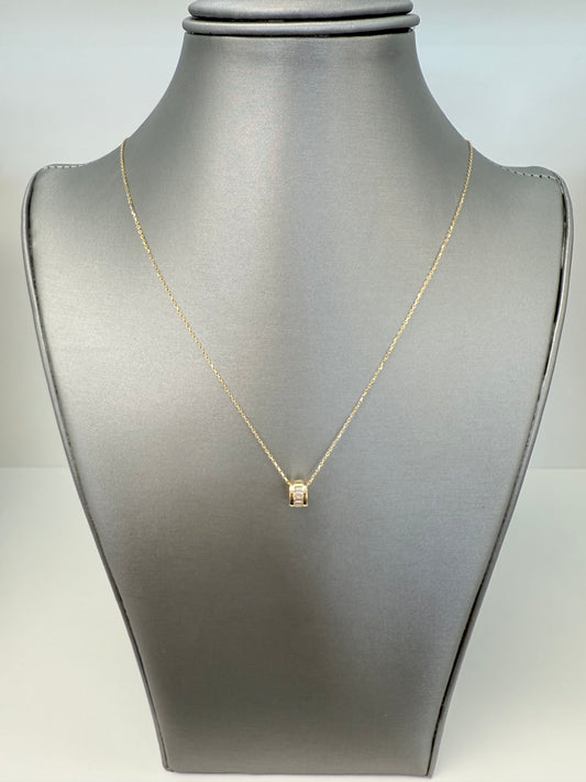 Cadena solida con charm de zirconia en oro de 14 kt