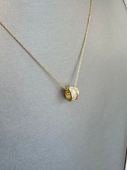 Cadena solida con charm de zirconia en oro de 14 kt