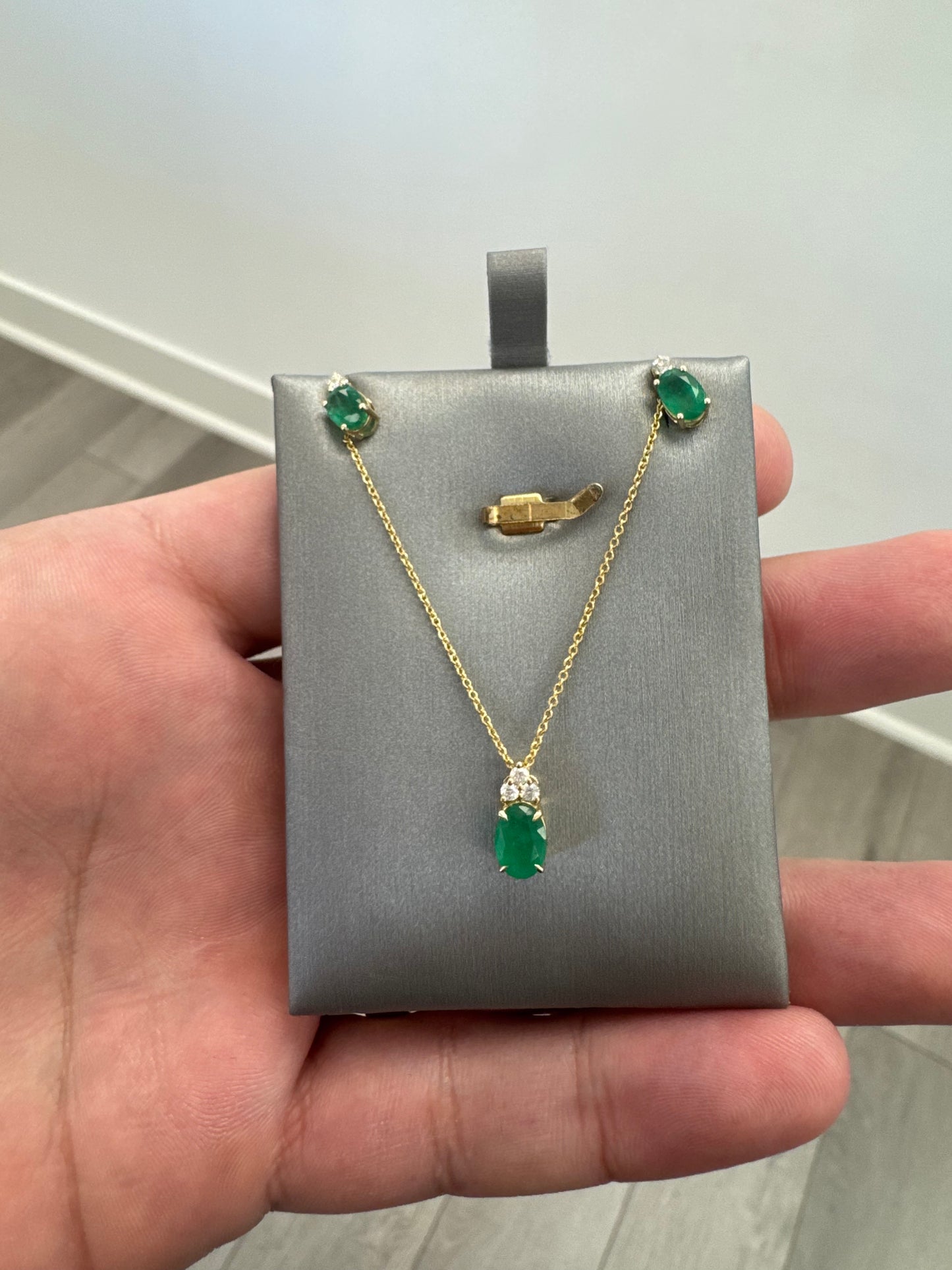 Set de esmeralda y diamantes en 14 kt !!Aretes y cadena