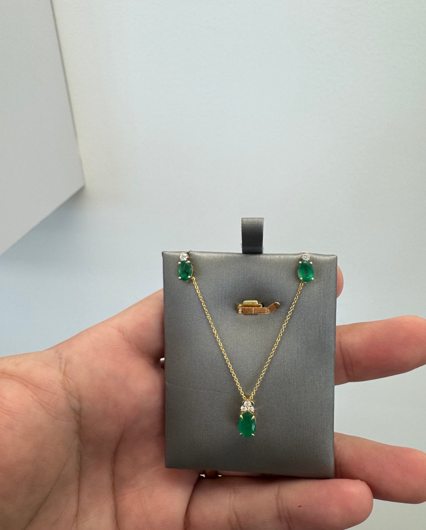 Set de esmeralda y diamantes en 14 kt !!Aretes y cadena