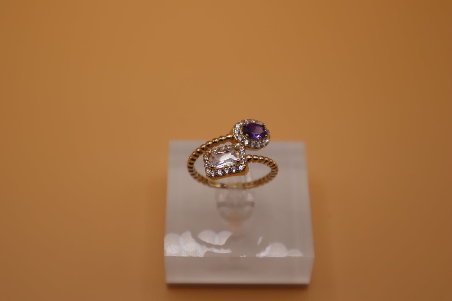 Anillo con zirconia blanca y morada