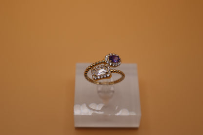 Anillo con zirconia blanca y morada