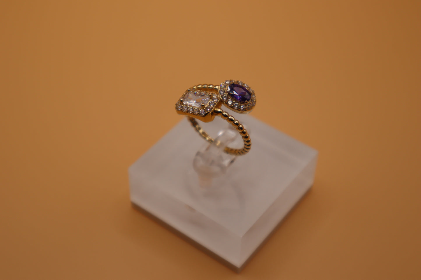 Anillo con zirconia blanca y morada