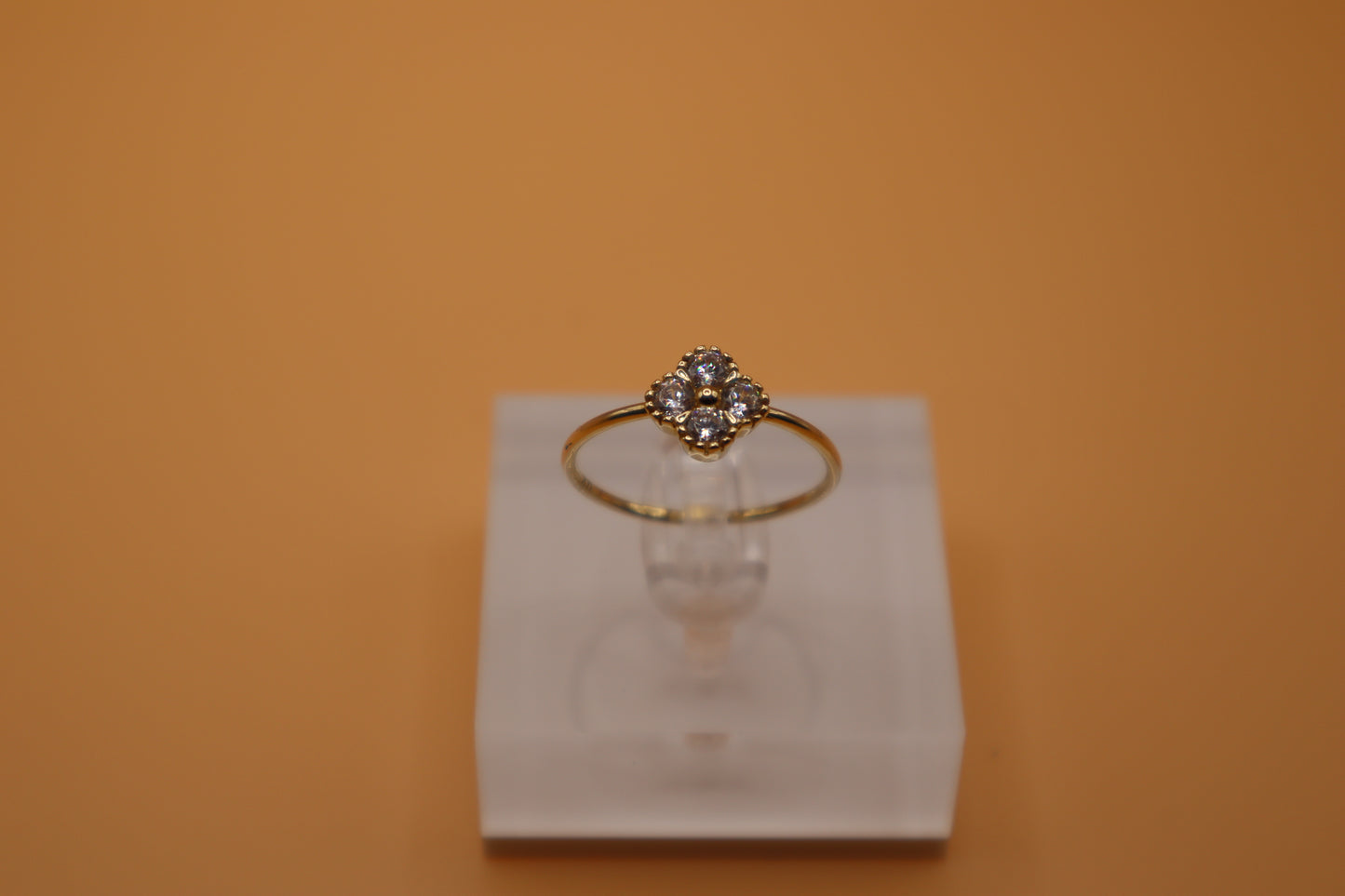 Anillo de flor con zirconia